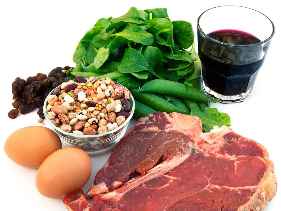 Nahrungsmittel: Fleisch, Salat, Nüsse, Trauben, Eier, Wein 