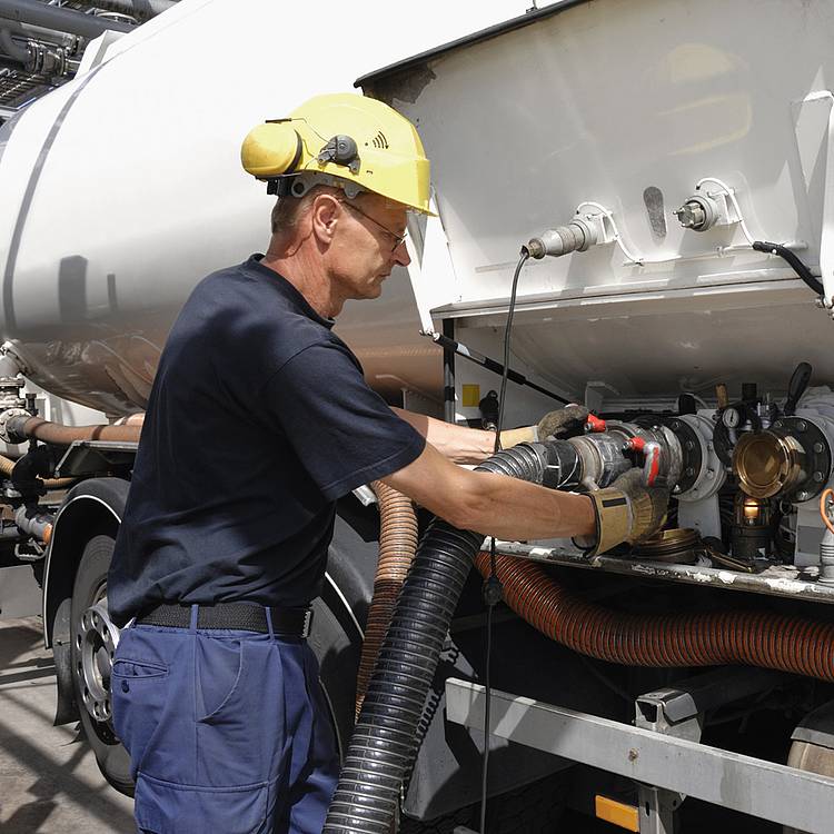 Abbildung eines Arbeitnehmers in der chemischen Industrie verdeutlicht, dass Blasenkrebs als Berufskrankheit anerkannt ist.