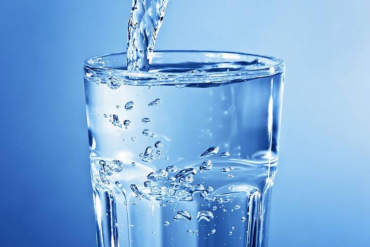 Glas mit Trinkwasser